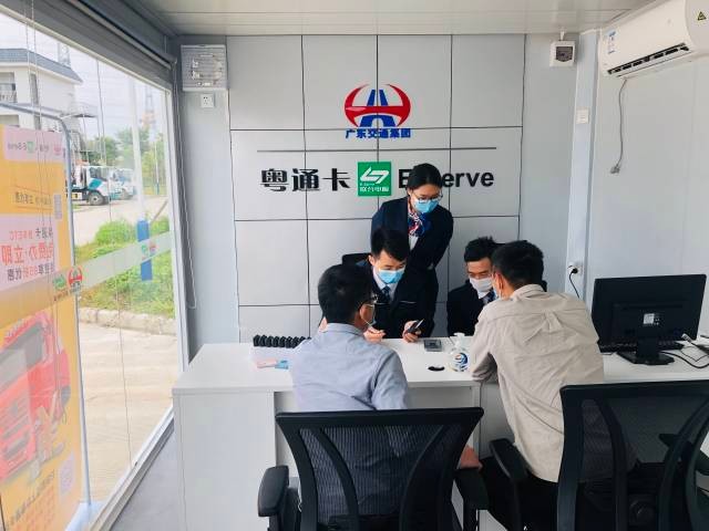 收费站服务点一线员工为车主办理ETC （摄影：黄燕）