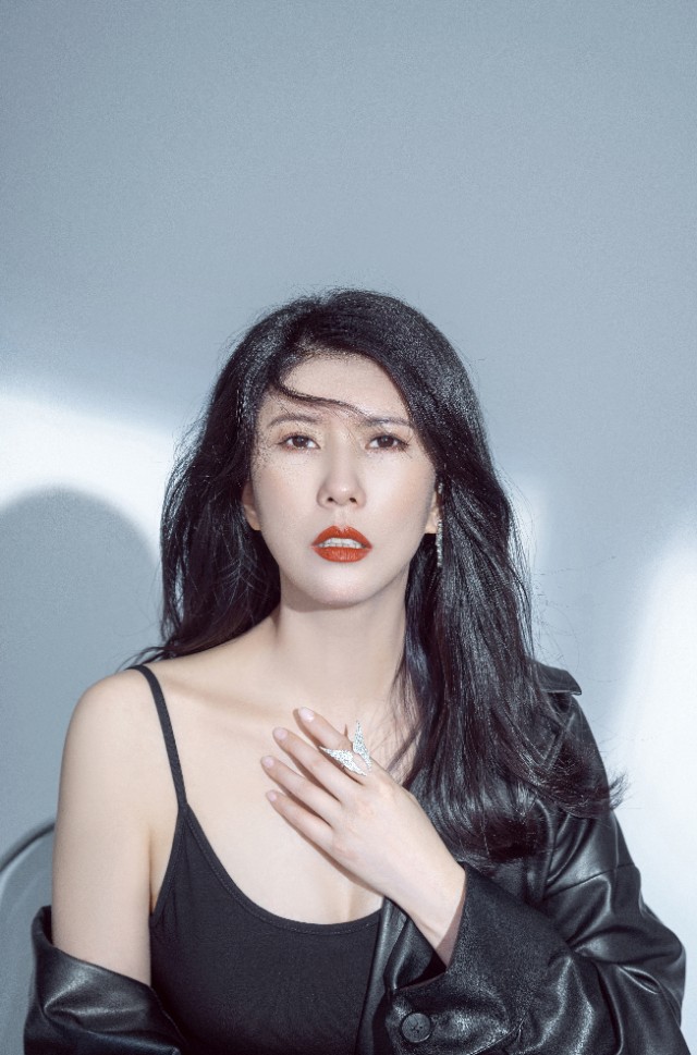 叶贝文新歌陌生乘客席卷而来