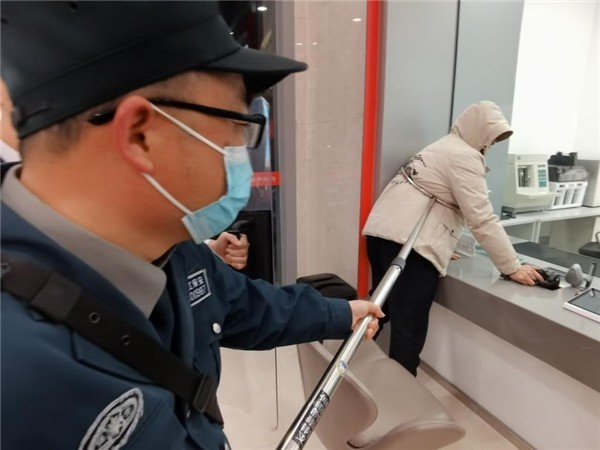 绍兴银行路桥支行开展防爆防抢应急演练