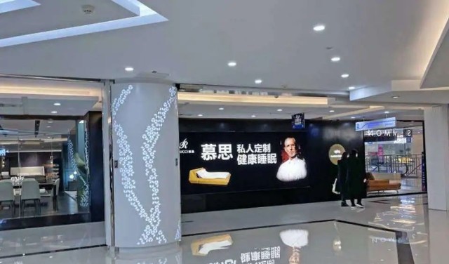 一个神秘的"洋老头",正在通过慕思股份的广告牌在全国各地的机场,高铁