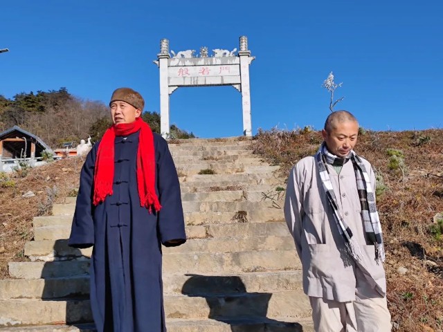 释明觉自幼出家,1983年在九华山剃度出家,6年后受具足戒,后到终南山修