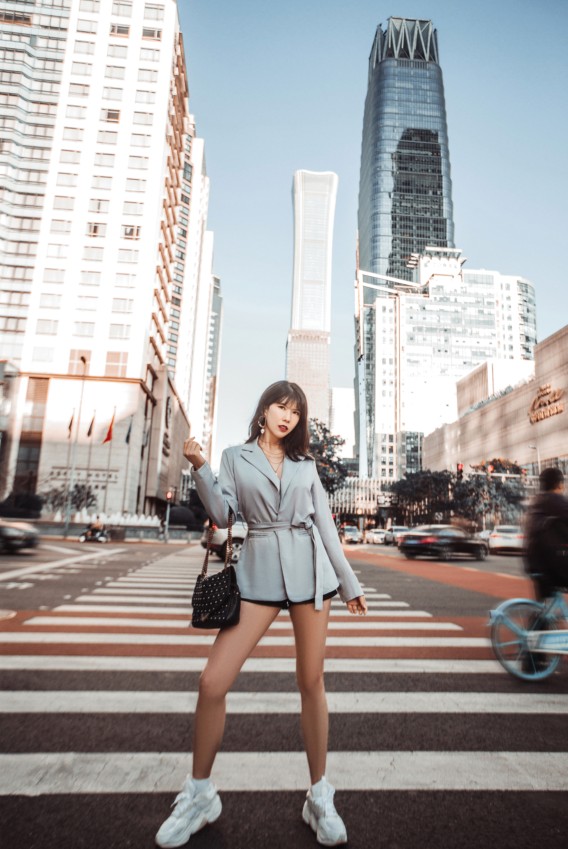 歌手叶贝文新照尽显九头身