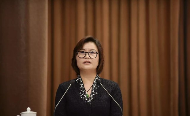 她是江苏盐城人,今年51岁, 1990年进入佛山的海天味业,曾任策划经理等