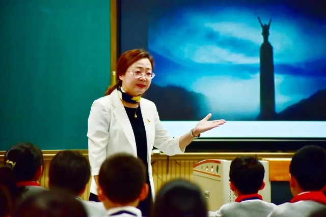 把书香的故事化为教育的情怀——访无锡市东亭实验小学校长凌红