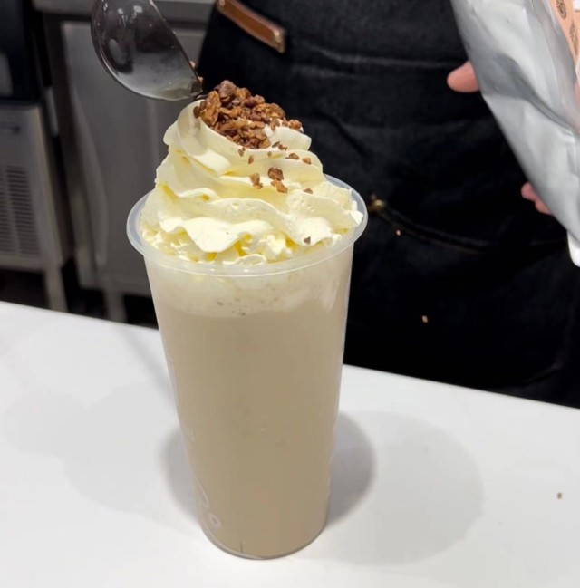 现在还有很多奶茶加入了奶油顶等元素,好看的同时又给奶茶增添一番新