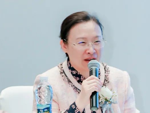 露暨南大学附属广州爱尔眼科医院手术专家王 铮暨南大学附属广州爱尔