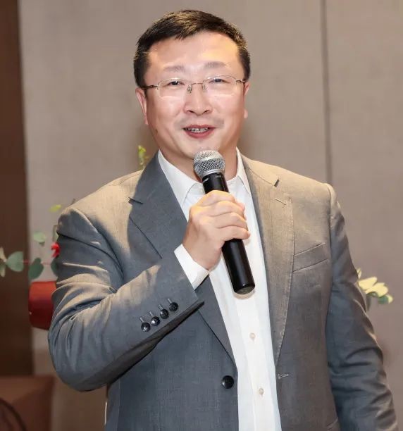 在主题演讲环节,中鑫资本合伙人王宝柱,御渡半导体董事长朱小荣,苏州