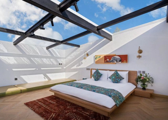 北京延庆龙庆峡三石三日漫心别院私汤民宿,卧室全景透明玻璃天窗,浪漫