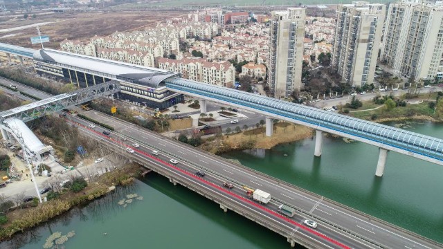 12月26日拍摄的武汉轨道交通16号线桂子湖站(无人机照片).