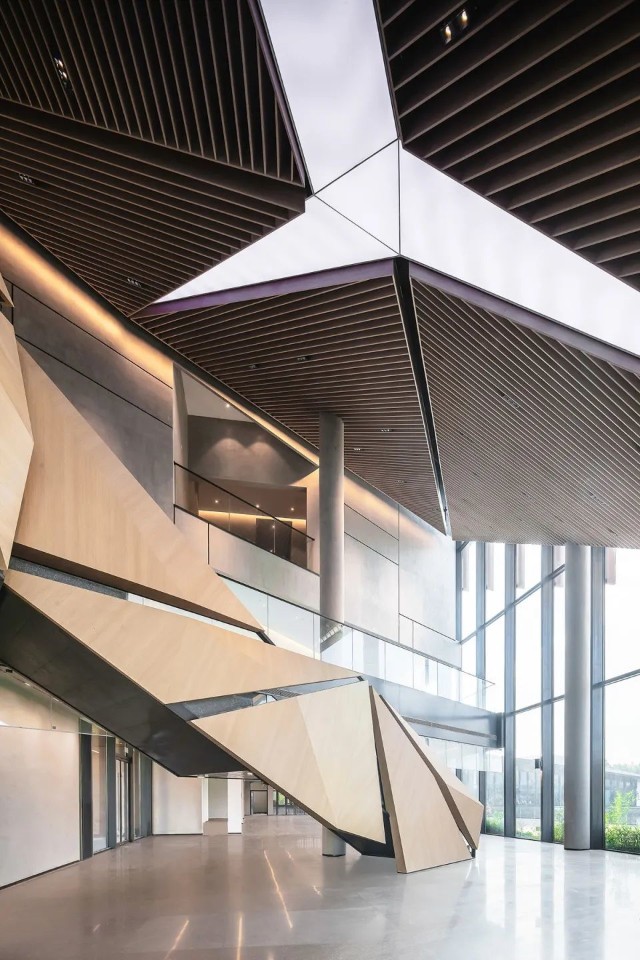 环球建筑周报扬子江国际会议中心穿梭江面的帆船