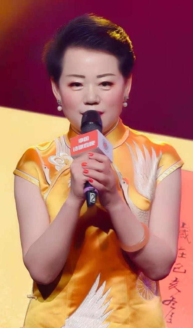 "李白""崔颢"闫妍在黄鹤楼向全球"云"拜年