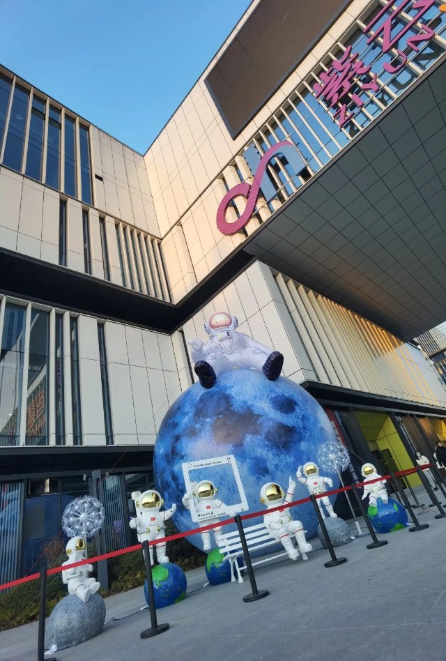 2022年1月1日,紫云智慧广场开始试营业,项目以宇航员为布展主题,向