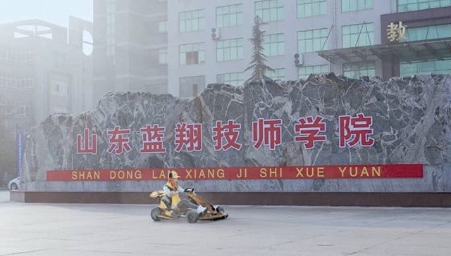 挖掘机技术哪家强的蓝翔画风变了