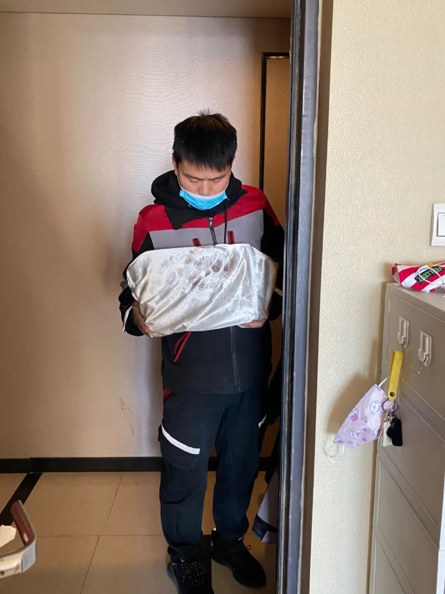 kors,在按页面要求提交了商品信息后,一小时内便有顺丰快递员上门取件