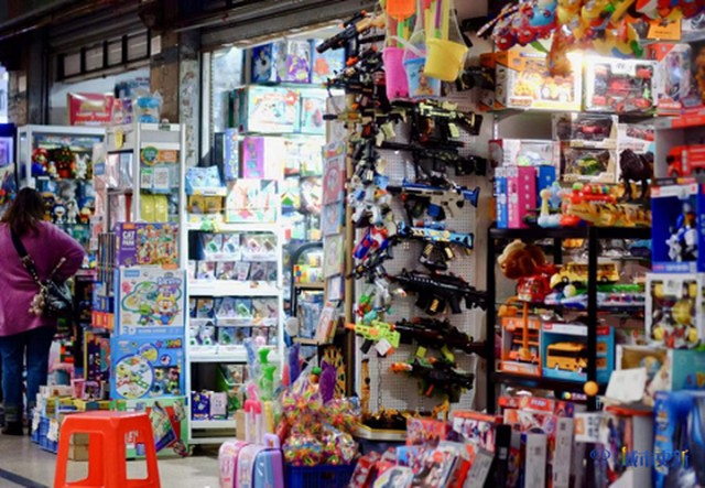 而位于一德路东侧的万菱广场,也是选购玩具的宝地,谁说这不是孩子们的