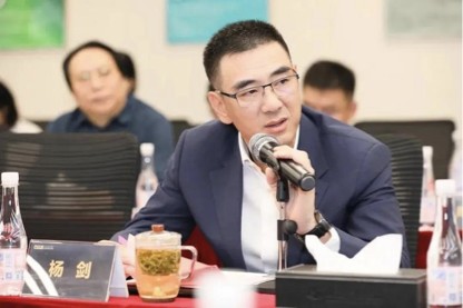 中梁控股董事长及执行董事杨剑也是个有忧患意识的人.