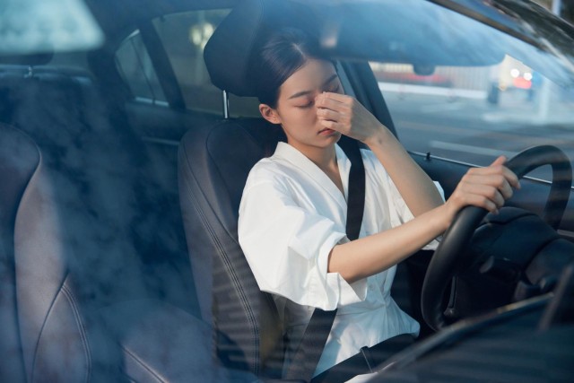 摄图网_501779132_疲劳驾驶的女性司机(非企业商用)