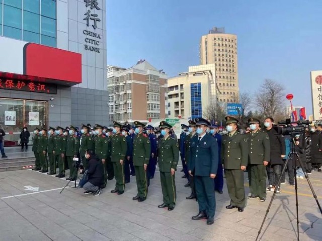 连云港警备区政委曹耀生,连云港市退役军人事务局局长王永士出席揭牌