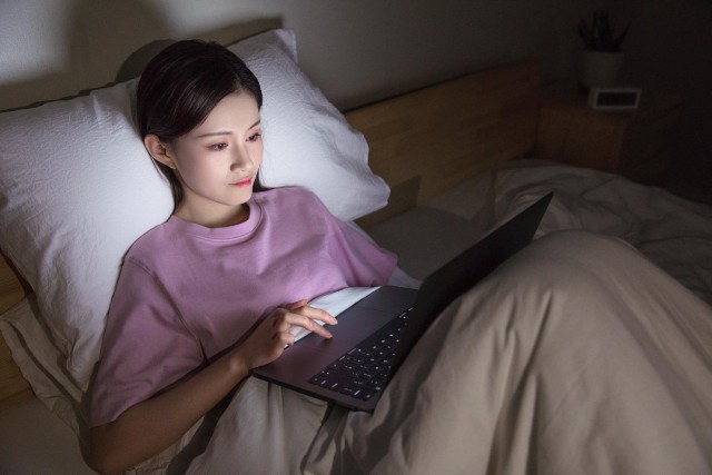 摄图网_501352536_banner_女性熬夜玩电脑(非企业商用)