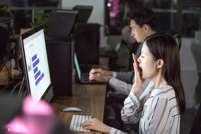 摄图网_501351156_banner_商务人士熬夜加班(非企业商用)