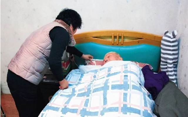 照顾瘫痪老人10年的阿姨坦言真正的养老从失能开始