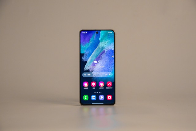 三星galaxy s21 fe 采用的是一块与三星顶级手机一样的6.