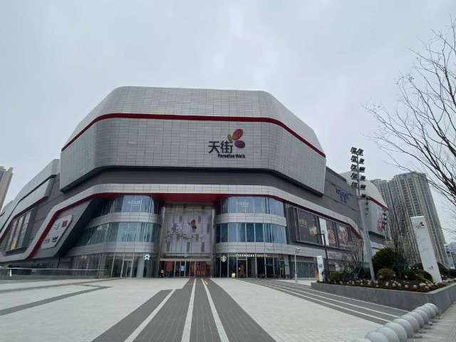 龙湖江东天街 | 摄影:陈埃大江东从籍籍无名到一跃成为楼市的热门板块