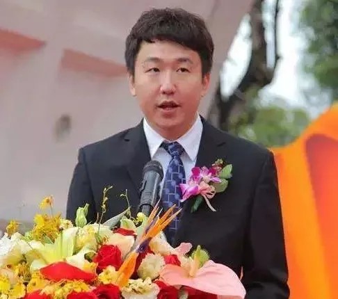 其大儿子许智健任恒大地产集团副总裁兼物业集团董事长,小儿子peter