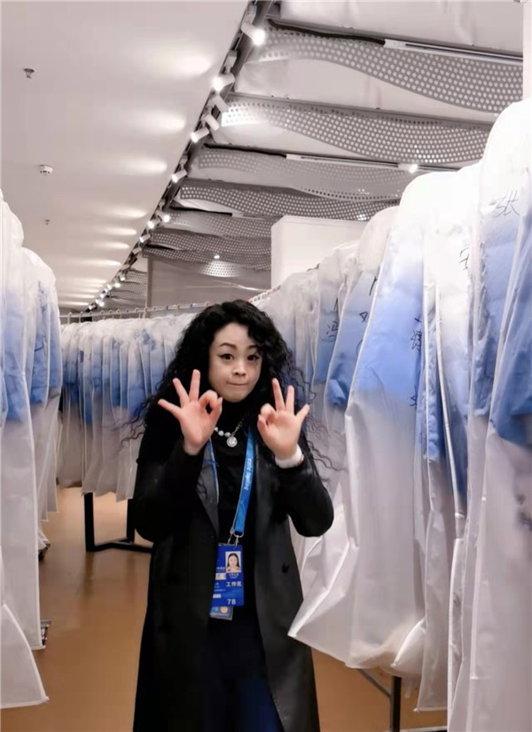 一起向未来十佳设计师丁洁在鸟巢与孩子们虎头虎脑迎冬奥