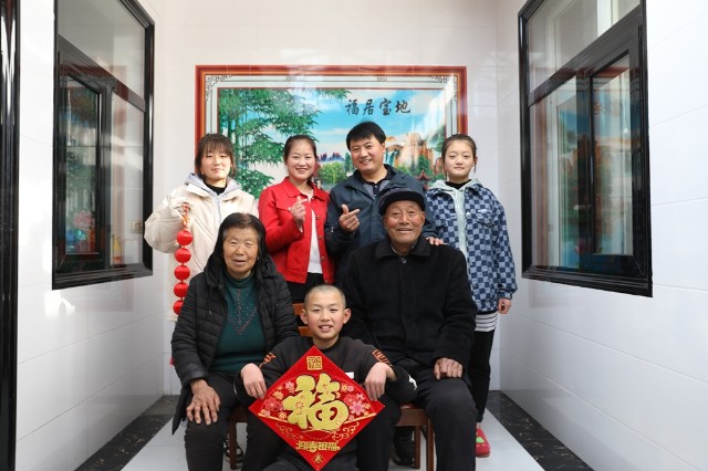 用镜头助力乡村振兴宁大学生高杨为移民村拍摄全家福