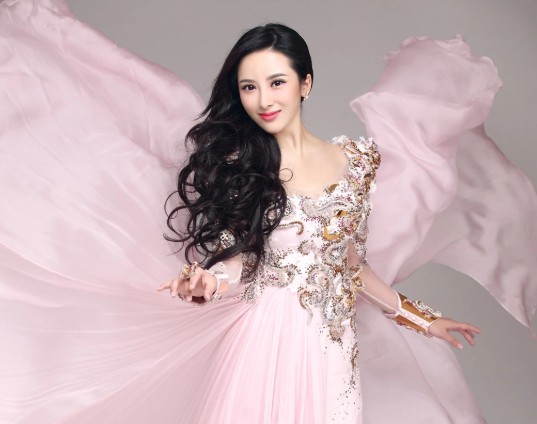 女高音歌唱家毛一涵献礼2022北京冬奥会开幕式歌曲《雪花请柬》