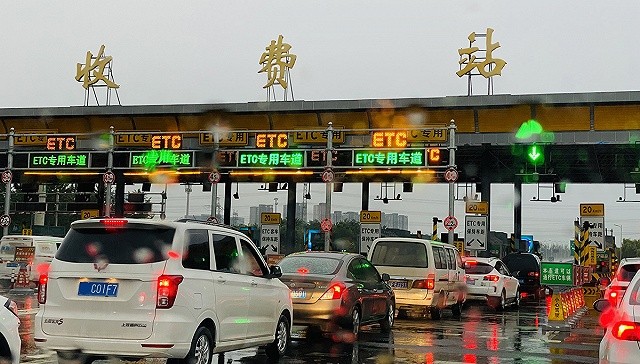 堵车堵到车辆滞留超过高速免费时间该收费吗