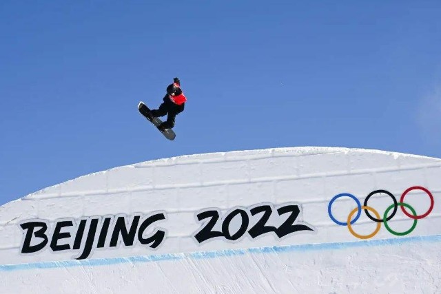 在手机后盖上玩转冬奥vivos12pro光致变色刻画冰雪运动之美