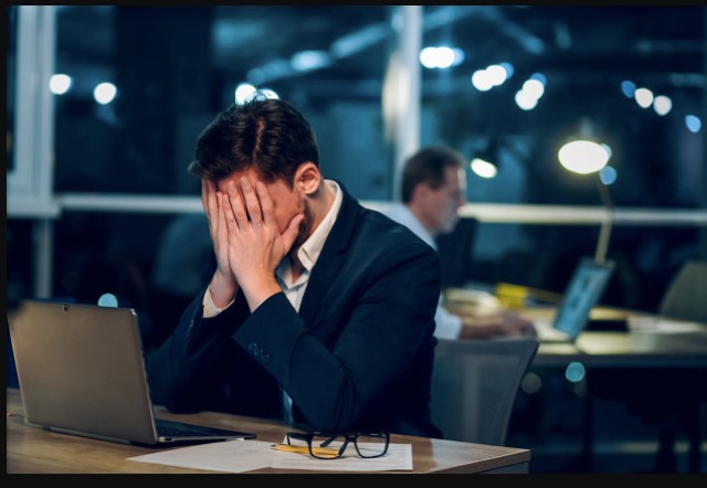 全球每分钟近15人因加班死亡b站员工春节猝死经常熬夜加班的职场人该