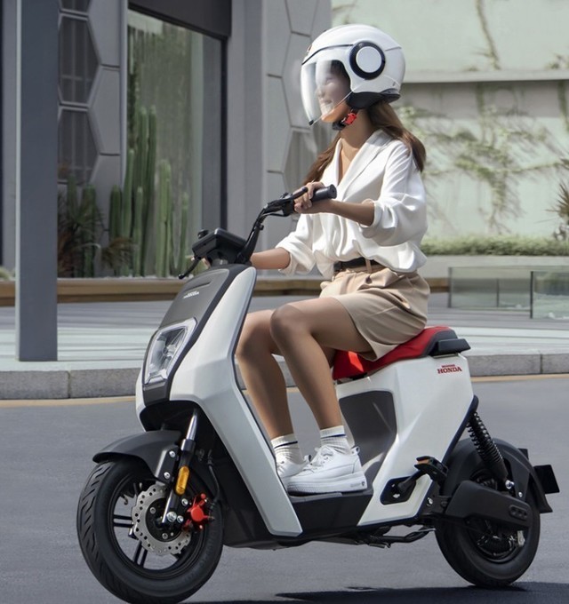 五羊本田全新时尚电动车3750元80公里续航摩托车级品质