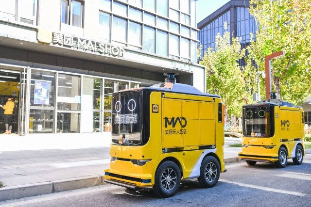 美团的无人配送车魔袋通过与mai shop站点默契配合,在冬奥会期间帮助