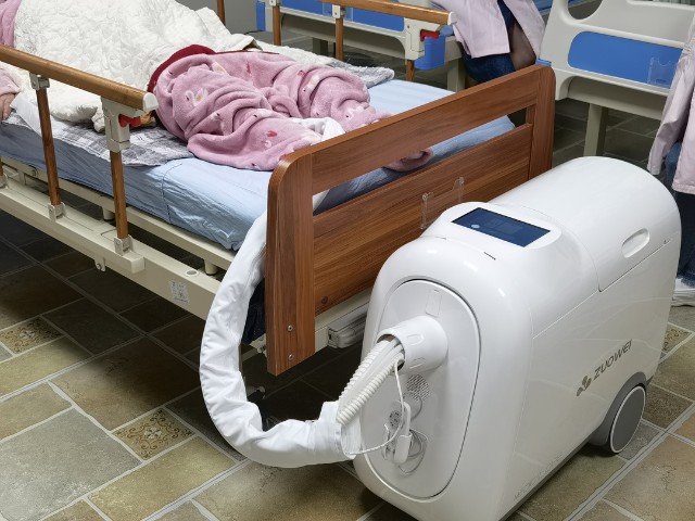 同时,大小便智能护理机器人进入家庭,还可以帮助解决居家养老中遇到的