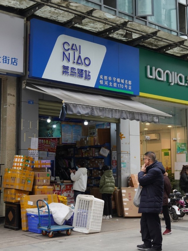 这在业内看来是新一轮的排他性"二选一",矛头则直指拼多多旗下的社区