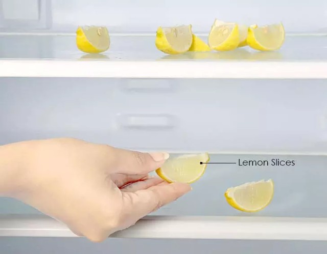 您需要做的就是将柠檬切成片,然后将切片的柠檬放在冰箱的架子上.
