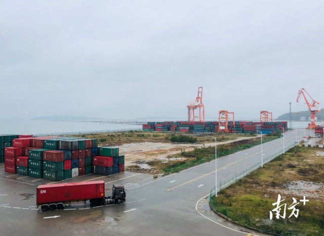 2月22日，潮州港扩建货运码头，运输车辆有序进出。黄敏璇 摄