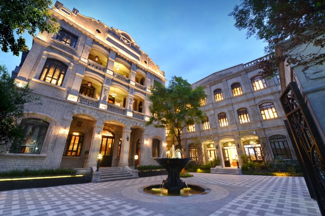    重庆融创白象街小区实景图2021年,融创服务在中指院,克而瑞,观点