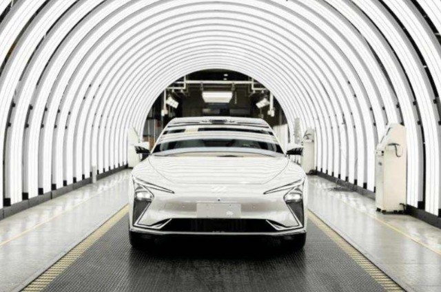 阿里巴巴的第一辆车来了阿里造车真有人开吗