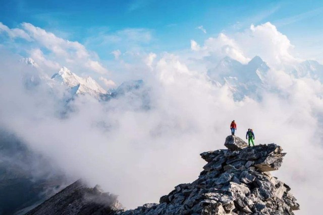 登山者都是阿尔卑斯山下的猎户和采水晶人,攀登并不是他们追求的目的