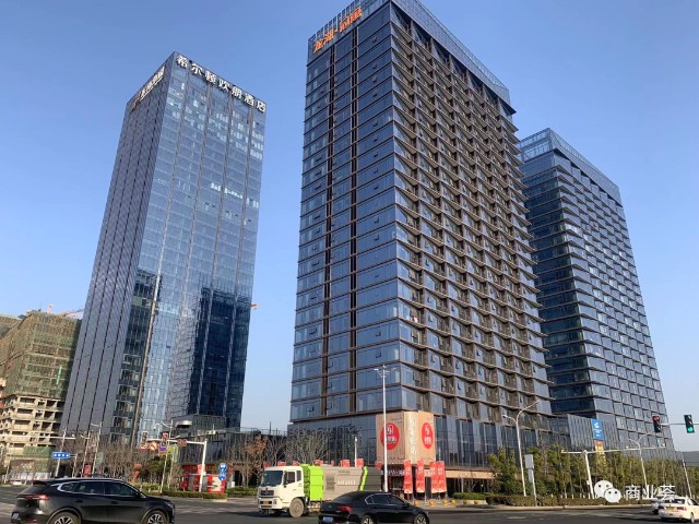 沣麟广场目前正在招商中,现已引进便利店,餐饮店,图文广告店,spa休闲