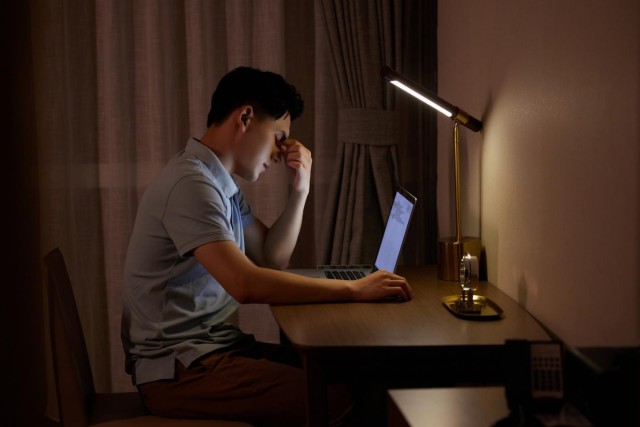 摄图网_501803476_banner_男青年熬夜加班眼睛疲劳状态(非企业商用)