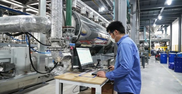 相信在全体回天人的共同努力下,上海回天新材料有限公司一定能够在这