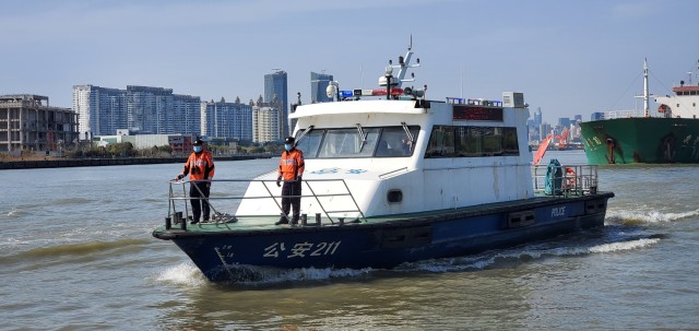 上海全力构筑水陆服务网300余警力压茬一线