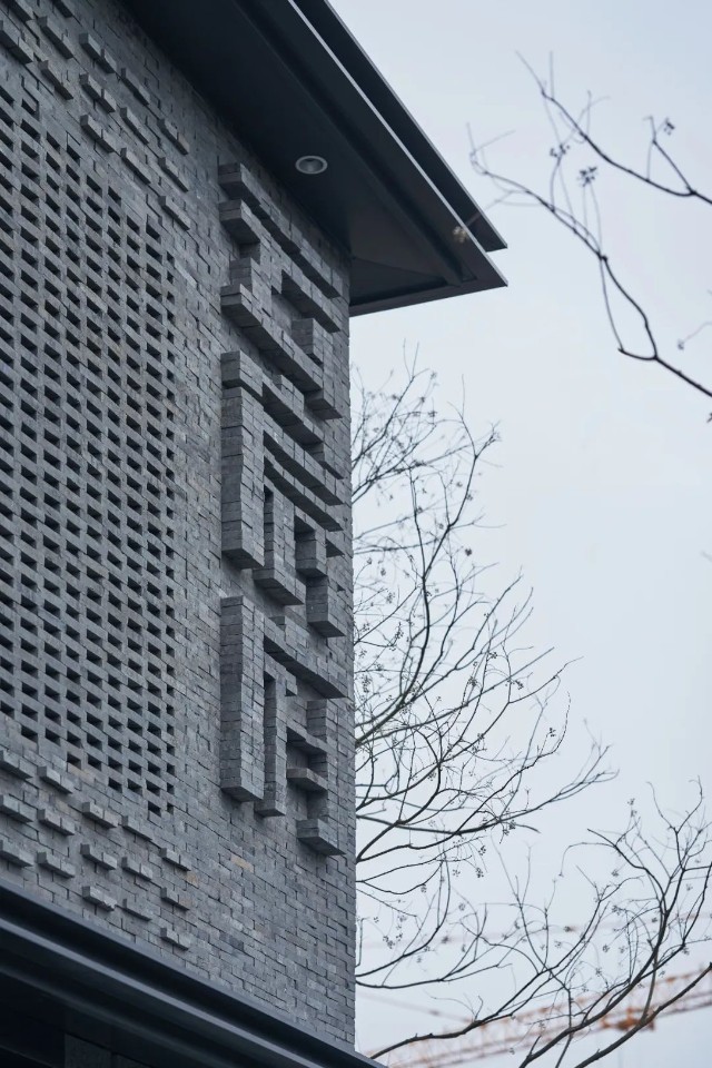 外立面设计延续传统建筑青砖墙面,建筑在现代的创作手法下,被赋予了