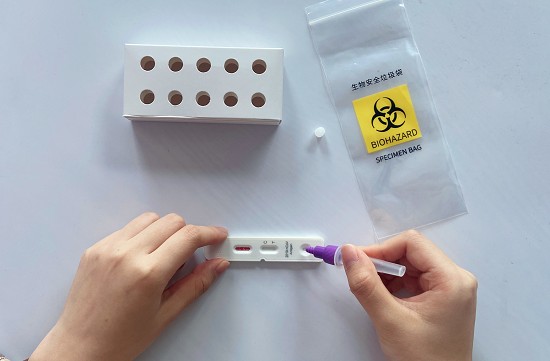 万孚健康捐赠抗原检测试剂盒除了向坚守一线的防疫工作人员表示敬意外