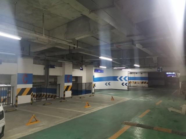 榮盛香榭蘭庭地下車庫多車位被鎖 物業回應系地產鎖未售產權車位_財富